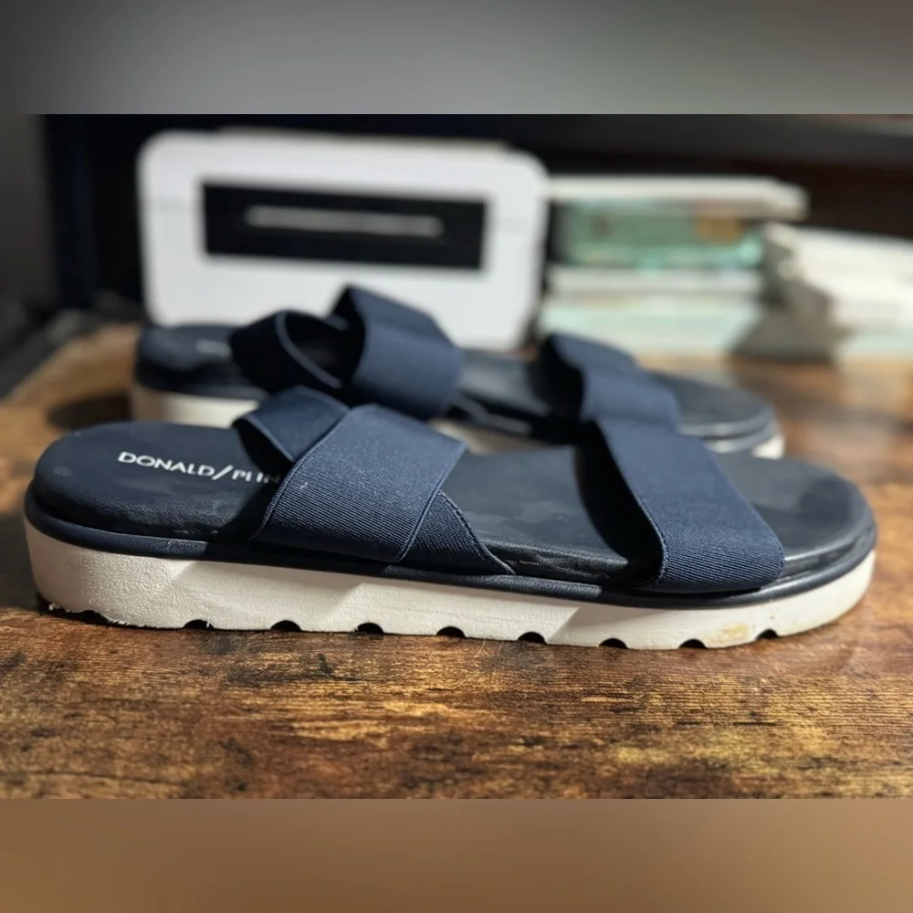 Donald Pliner LUE-A Navy Blue Elastic Flatform Sandals - Size 9.5M